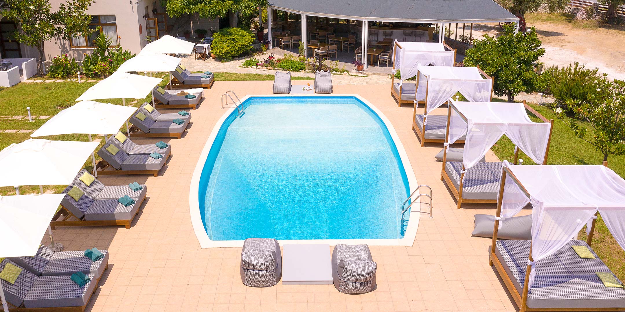 skiathos-avaton-hotel-ležaljke i bazen.jpg