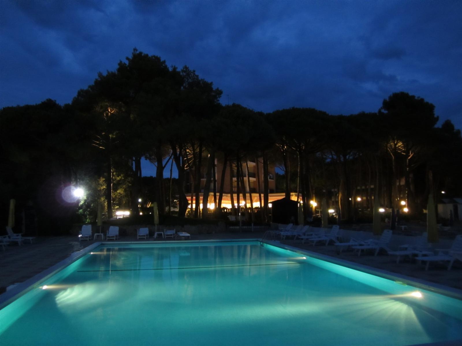 Beau Rivage Pineta-Bazen nocu.jpg
