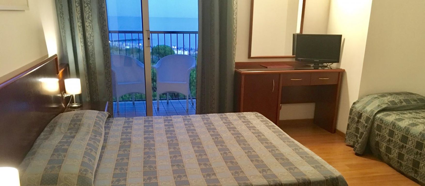 Hotel Beau Rivage Pineta-Comfort trokrevetna soba.jpg