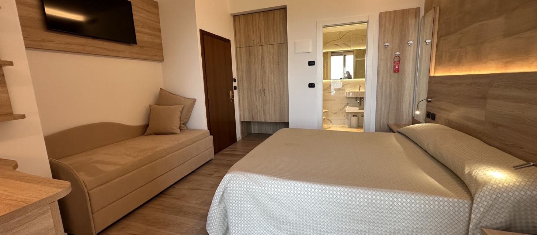 Hotel Beau Rivage Pineta-Executive trokrevetna soba.jpg