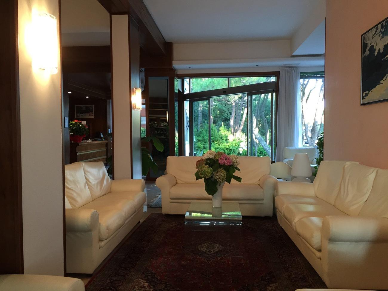 Hotel Beau Rivage Pineta-Lobby.jpg