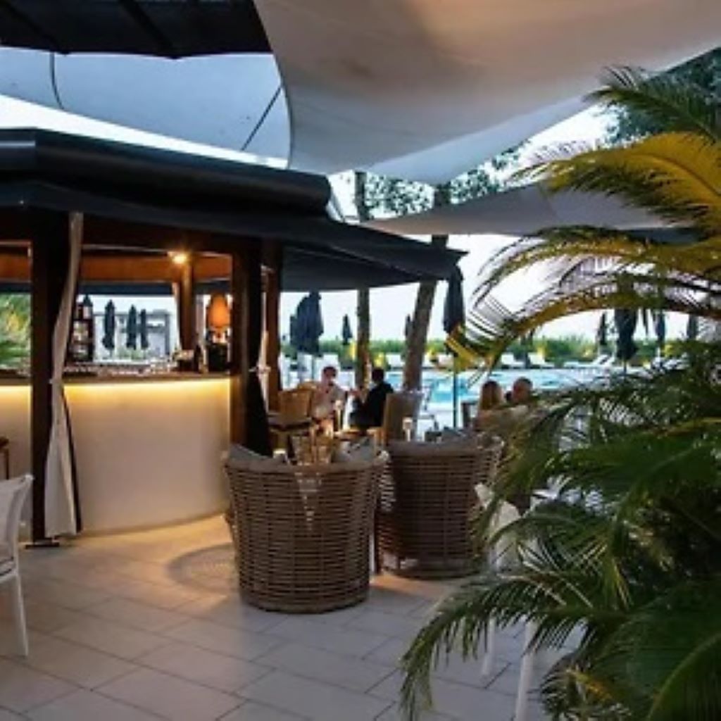 Mariver Hotel-Bar pored bazena.jpg