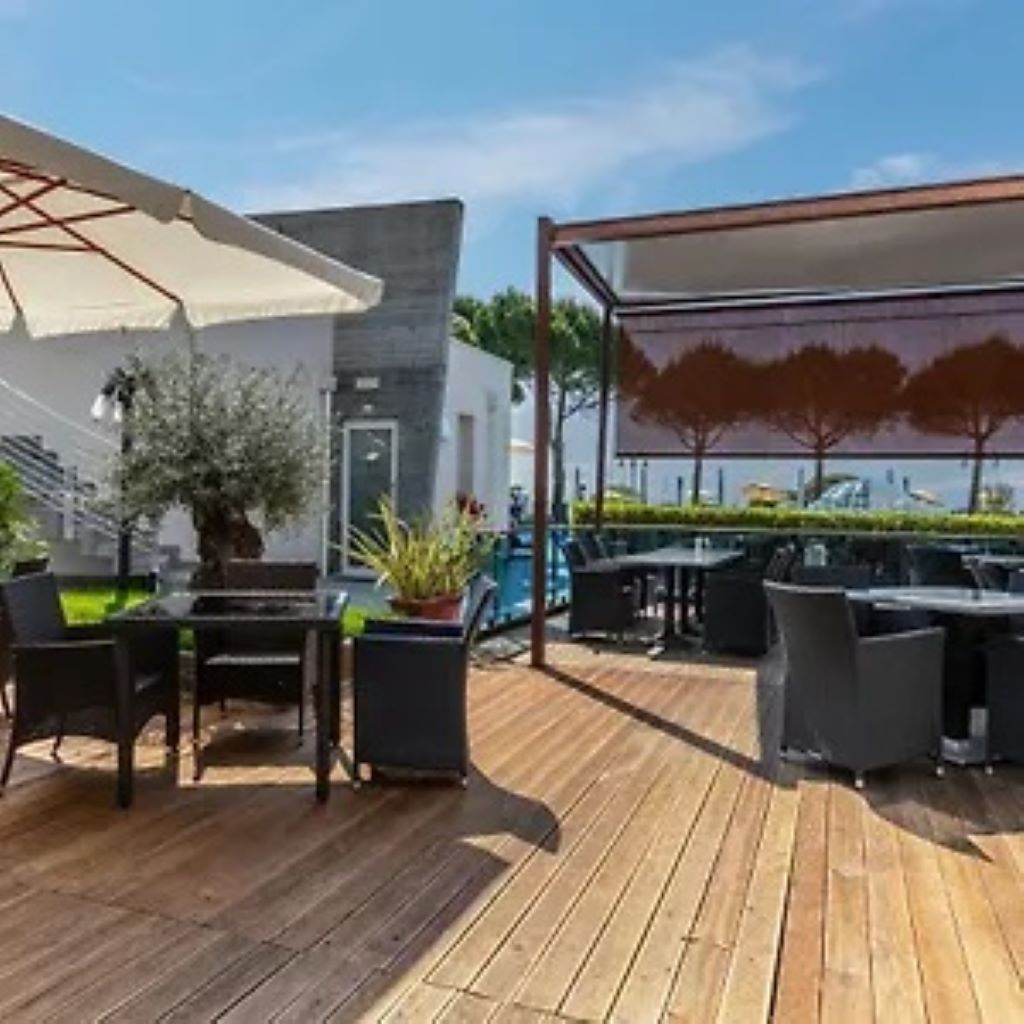Park Hotel Ermitage-Bar pored bazena.jpg