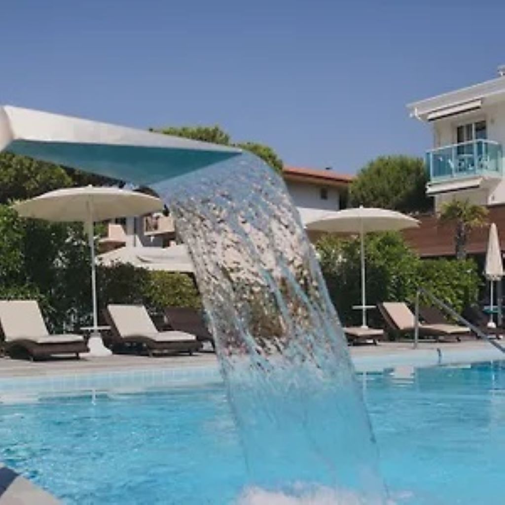 Park Hotel Ermitage-Oblast oko bazena.jpg