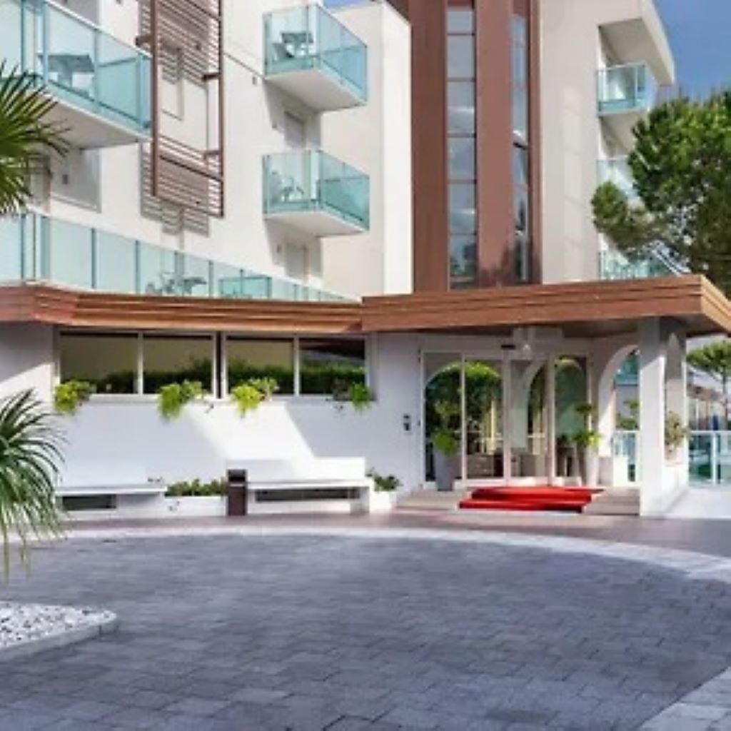Park Hotel Ermitage-Ulaz u hotel.jpg