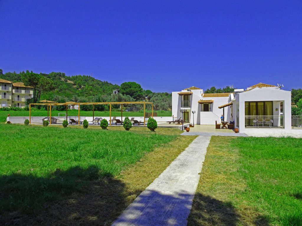 Parisis Villas with pool Skiathos -dvorište.jpg