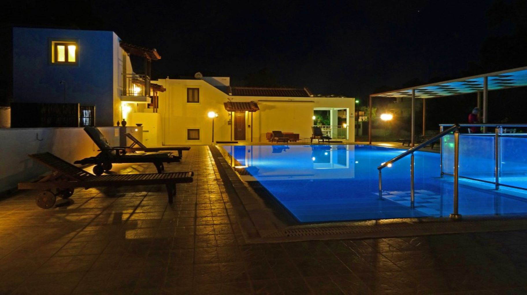Parisis Villas with pool Skiathos -ležaljke-noćni bazen-.jpg