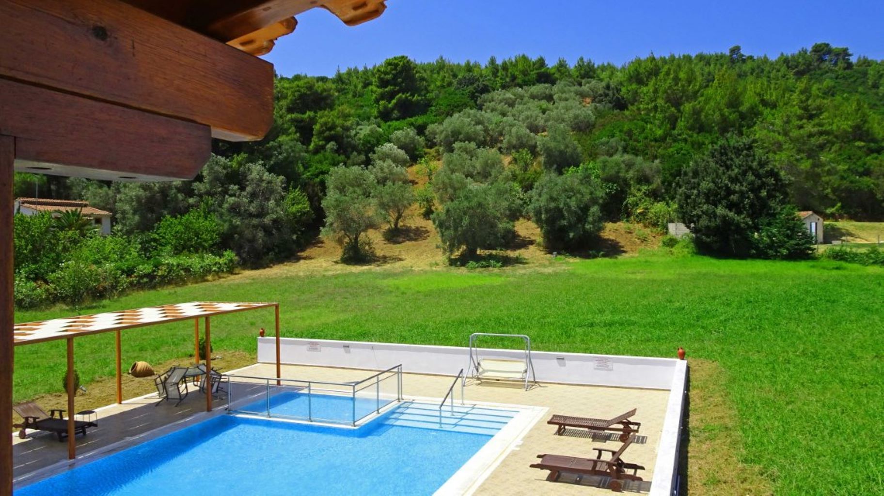 Parisis Villas with pool Skiathos -ustakljeni mali bazen za decu-.jpg