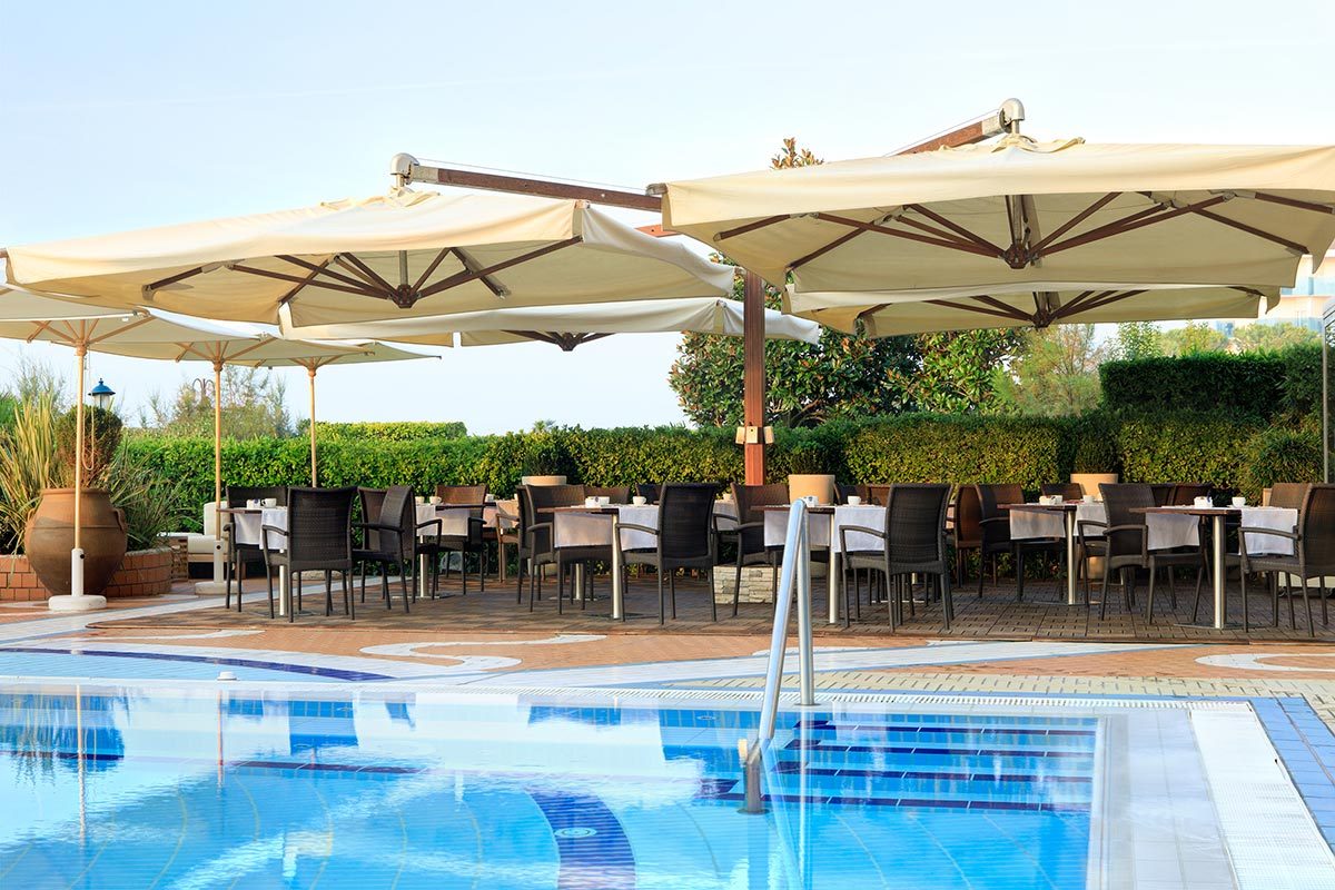 Park Hotel Brasilia-Bar pored bazena.jpg