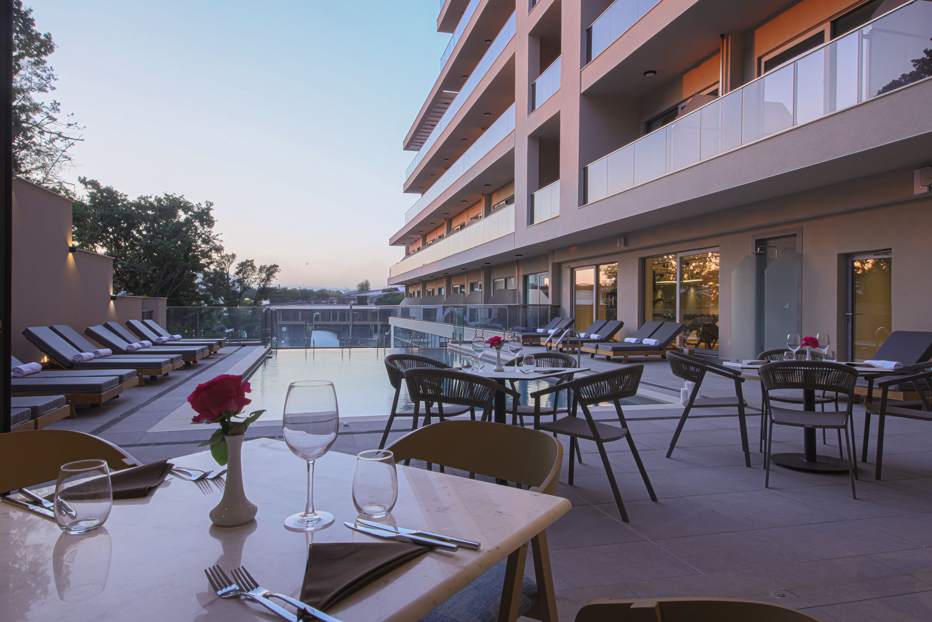 Poseidon Beach-Bar pored bazena.jpg
