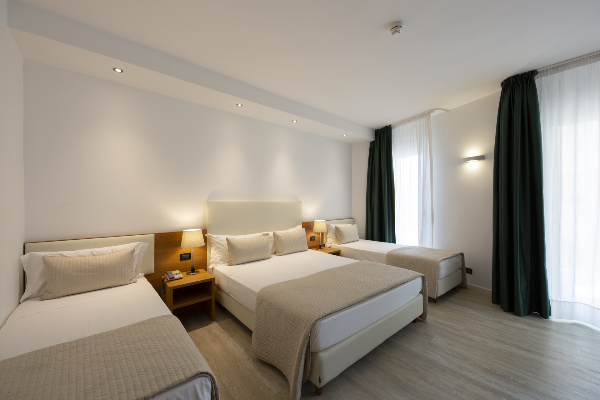 Sayonara Hotel-Cetvorokrevetna soba.jpg