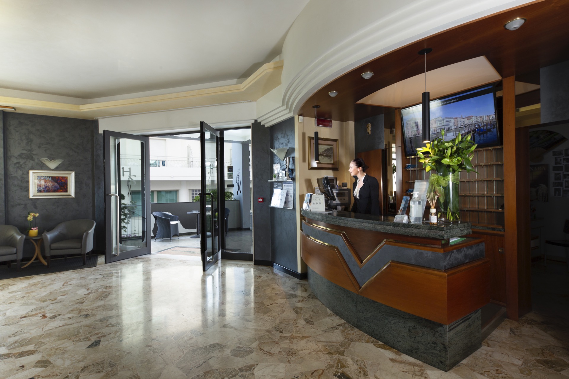 Sayonara Hotel-Recepcija.jpg