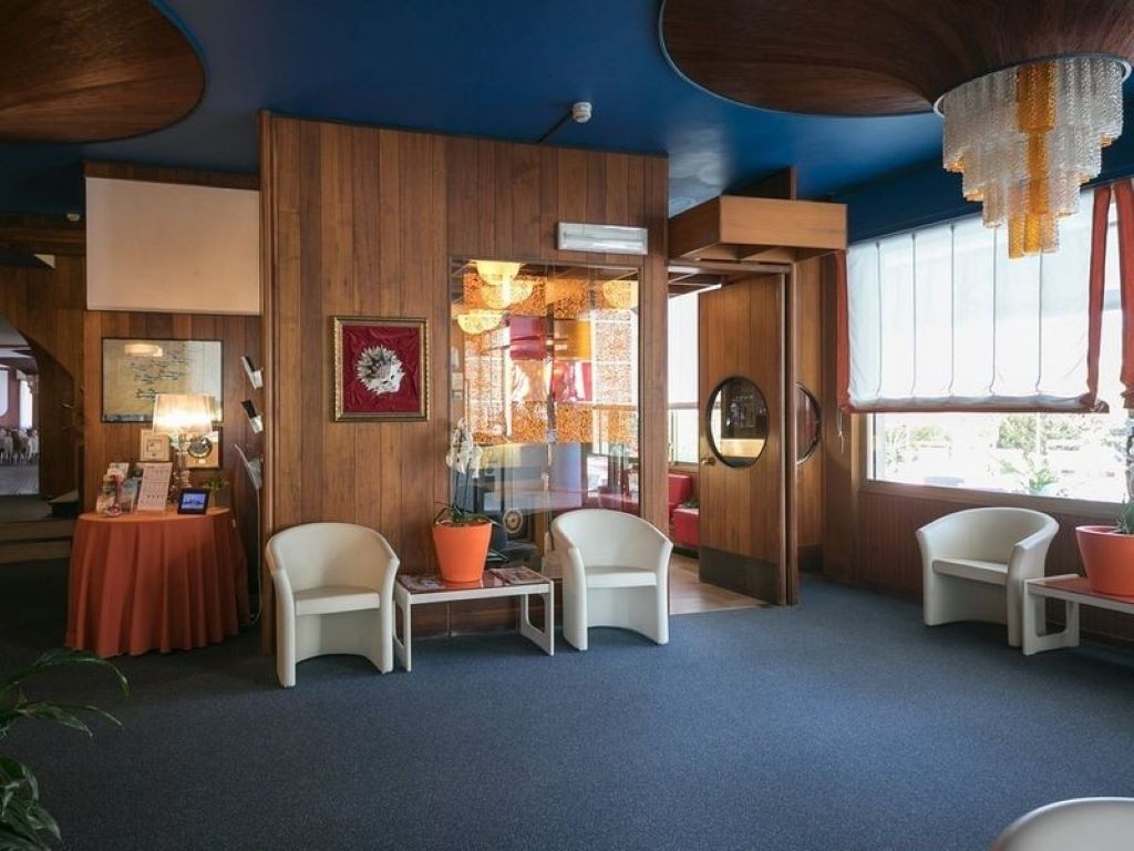 Hotel Alexander-Lobby.jpg