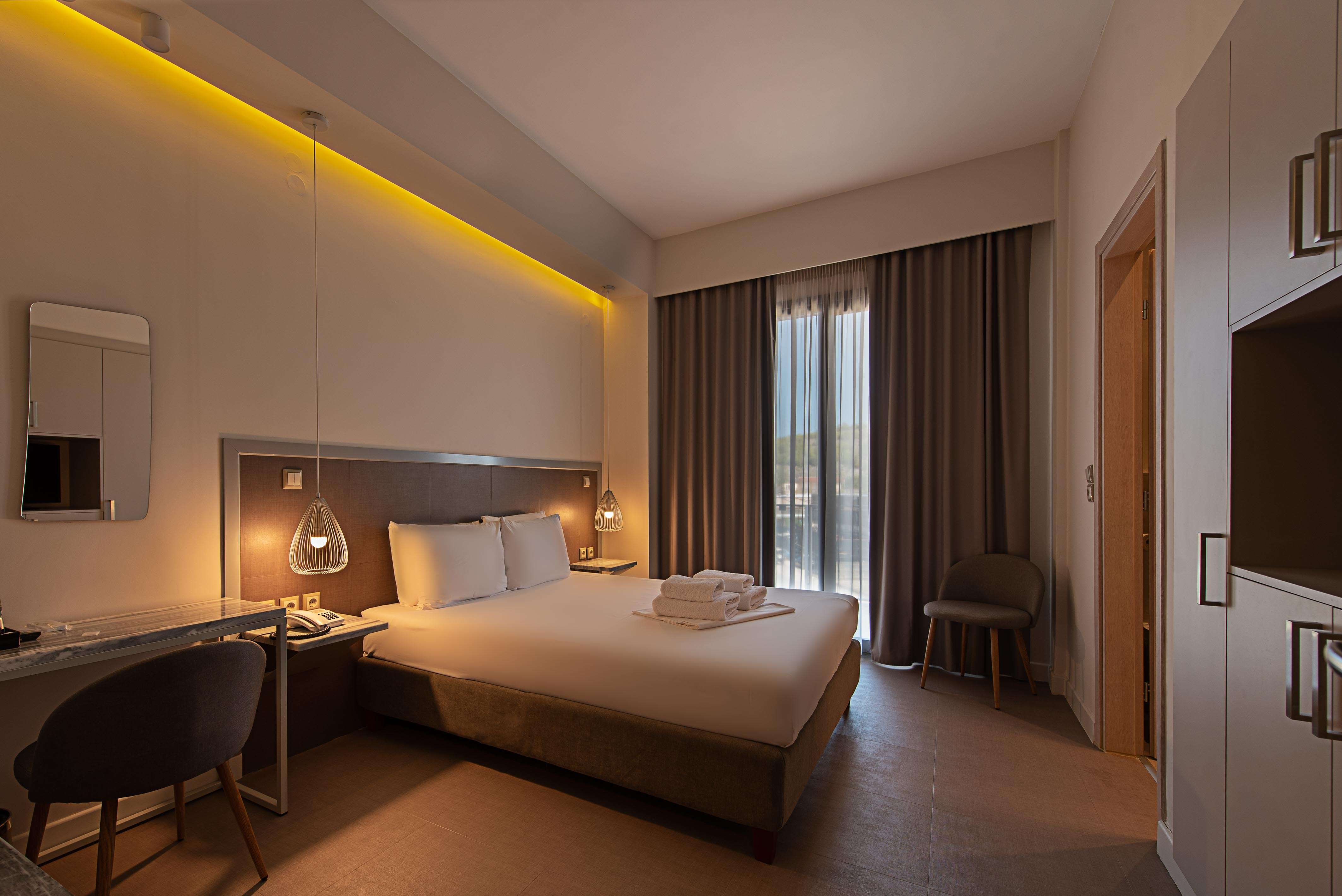 Avra Nafpliou Hotel dvokrevetna soba.jpg