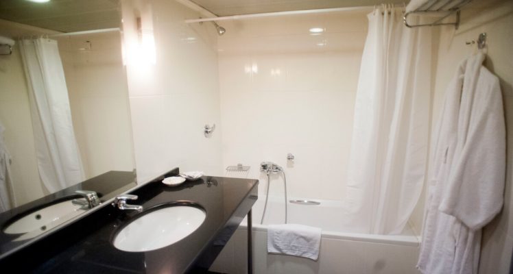 Hotel Oceanis suite kupatilo.jpg