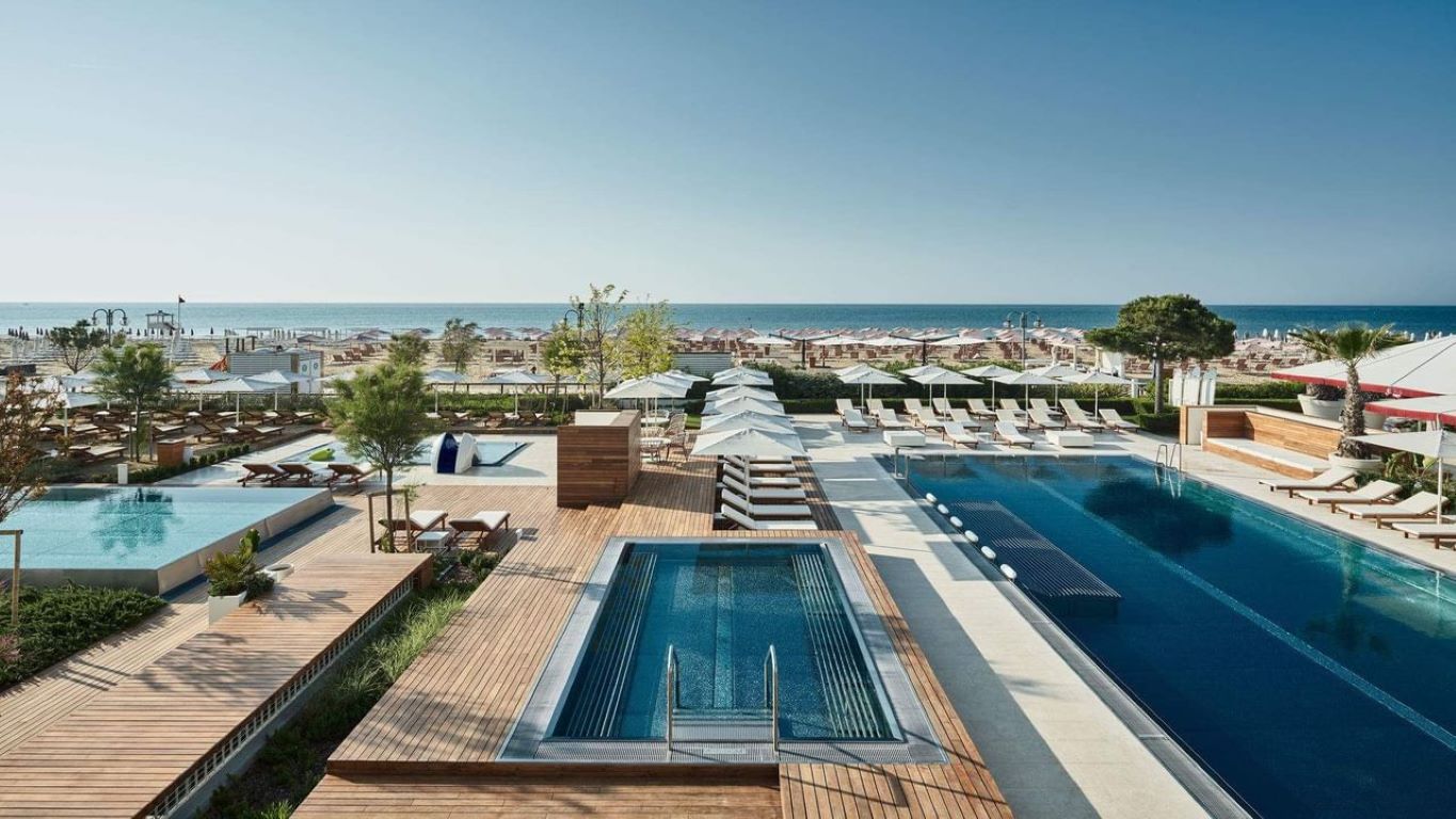Falkensteiner Hotel & Spa Jesolo-Kompleks bazena.jpg