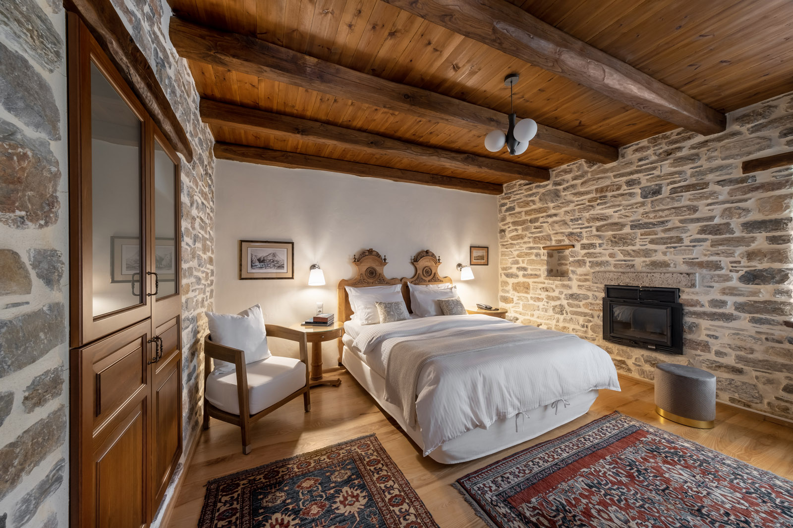 Sakali Mansion Pelion superior soba sa kaminom.jpg