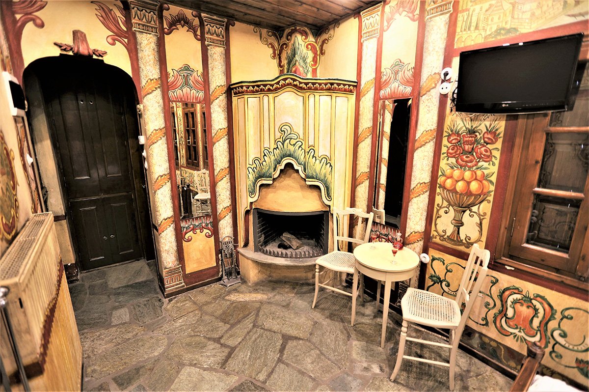 Archontika Karamarlis suite sa kaminom.jpg