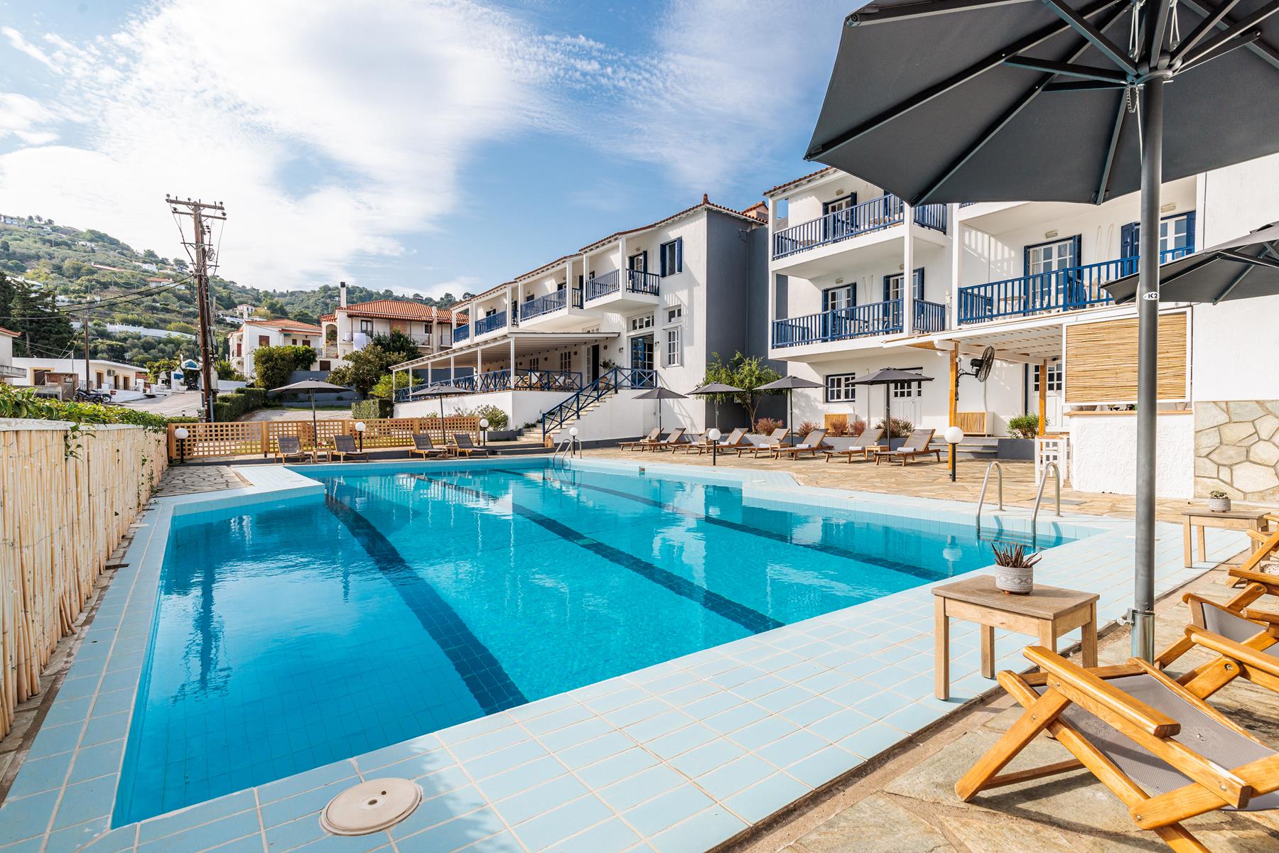 Aperitton Hotel Skopelos bazen.jpg