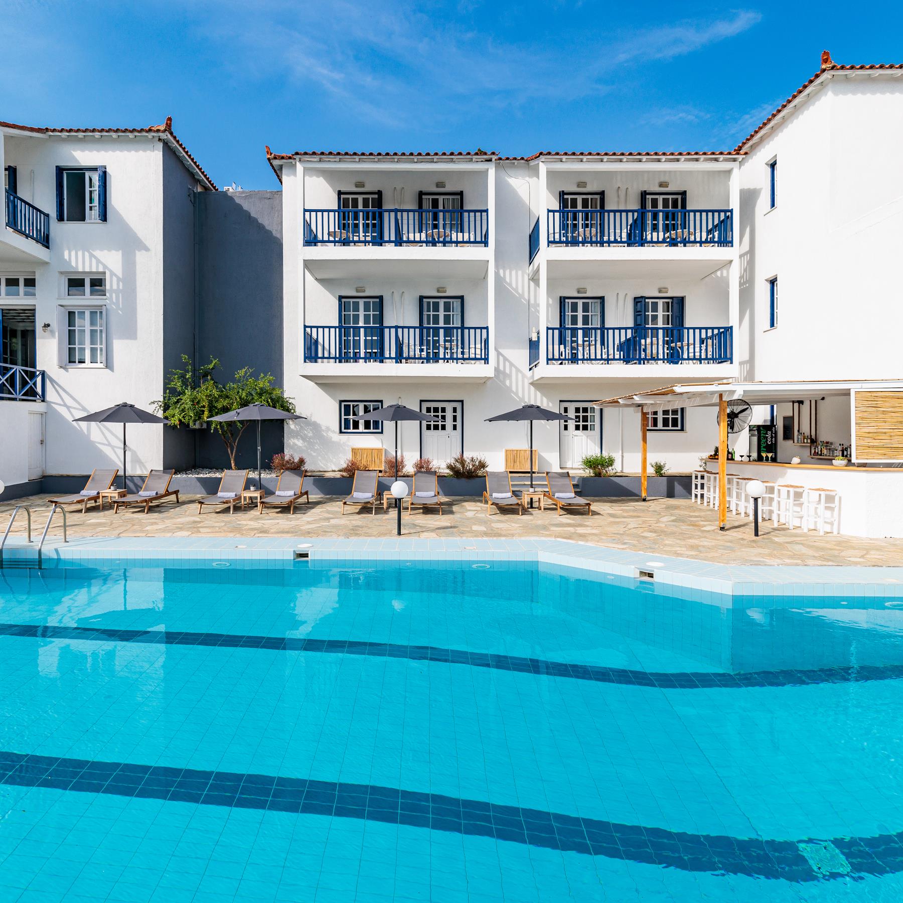 Aperitton Hotel Skopelos spoljni izgled.jpg