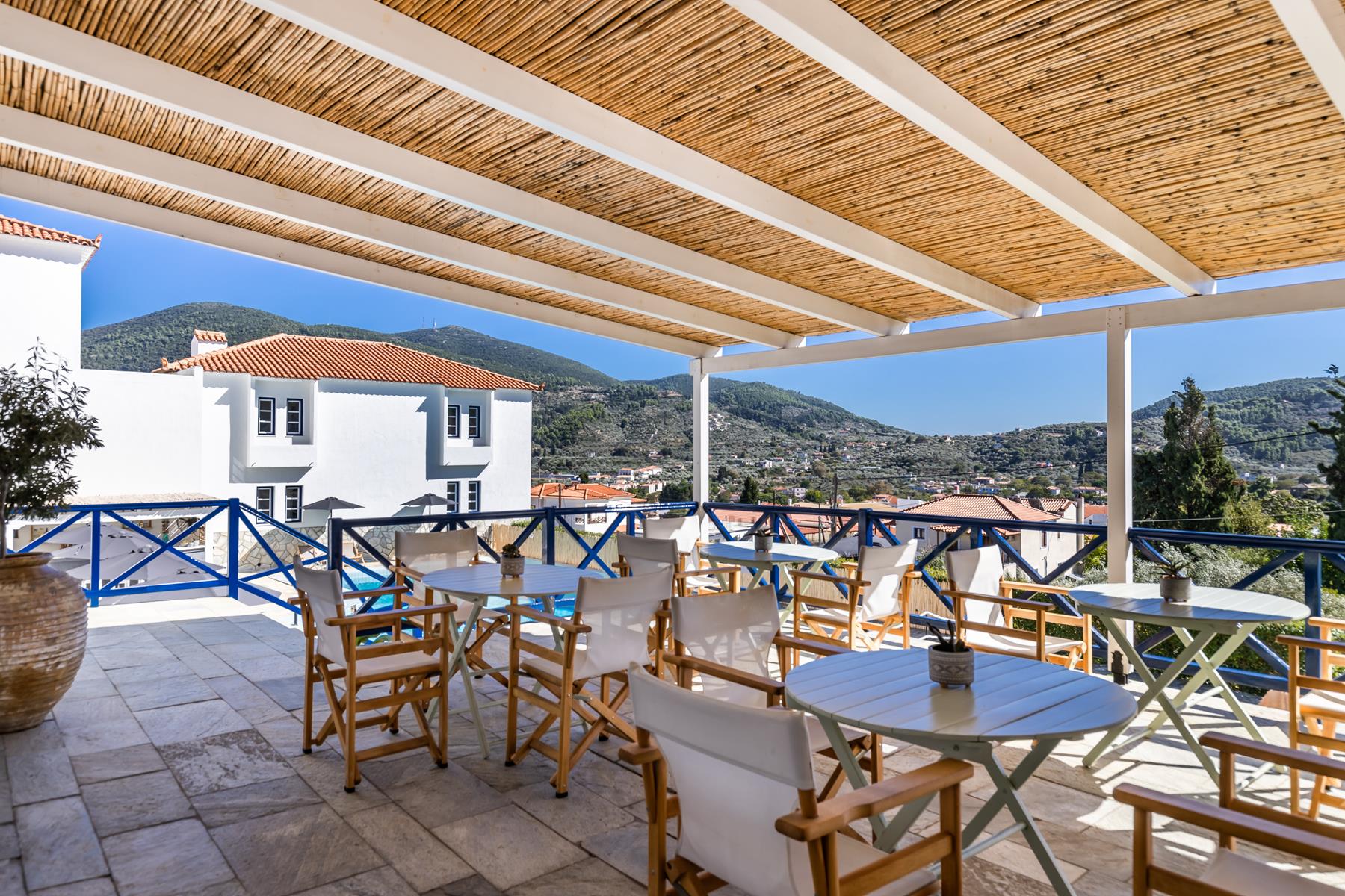 Aperitton Hotel Skopelos terasa.jpg