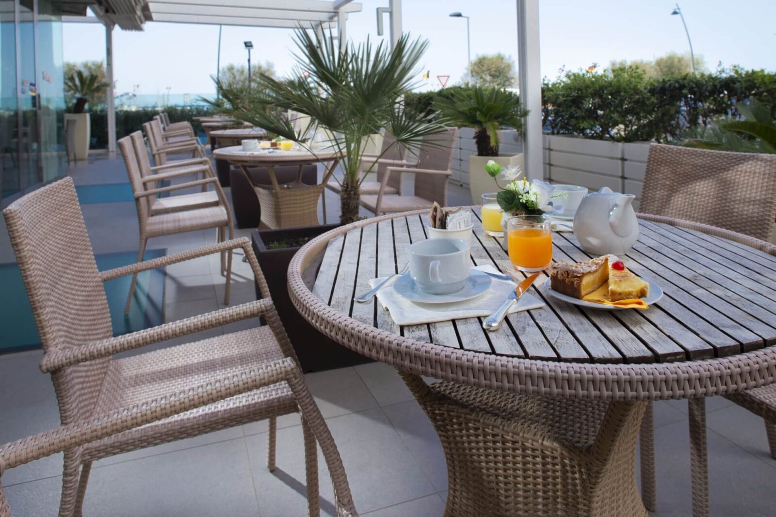 Hotel Club House-Terasa bara.jpg