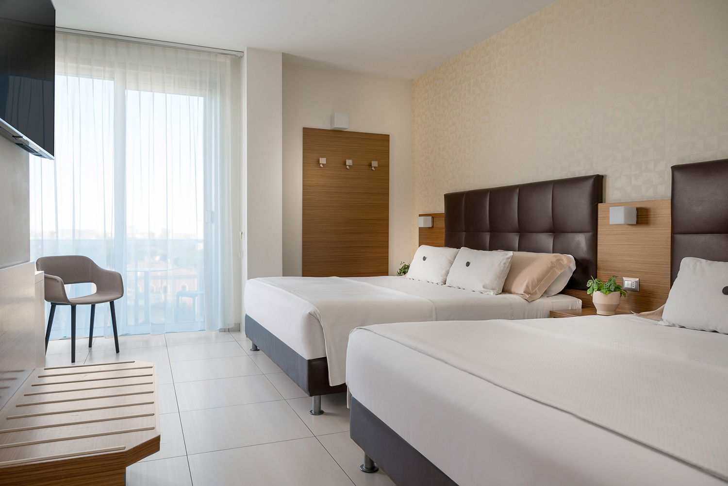 Aqua Hotel-Trokrevetna soba.jpg