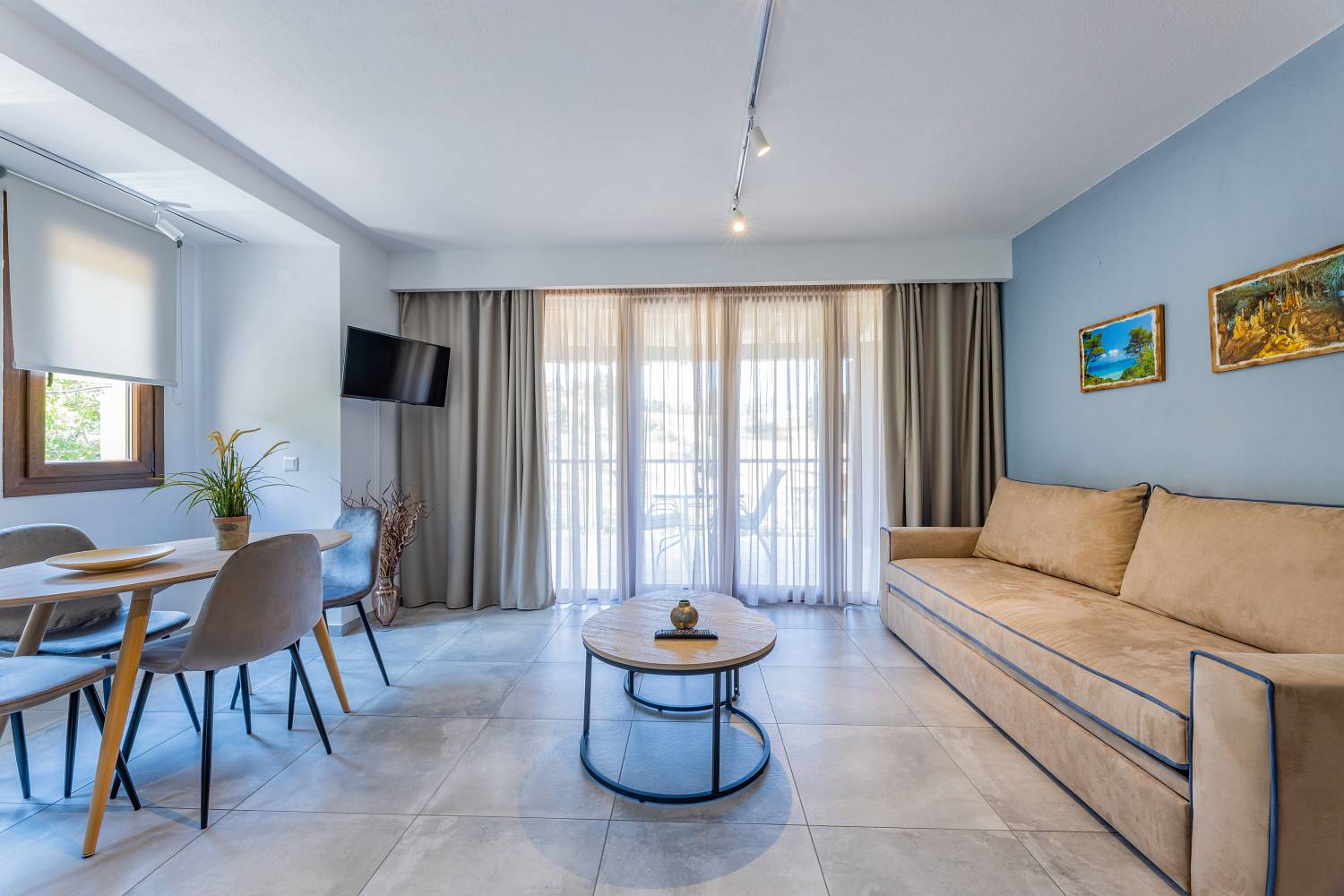 Penelope Luxury Suites-Suite Split Level 2 Bathrooms dnevna soba.jpg