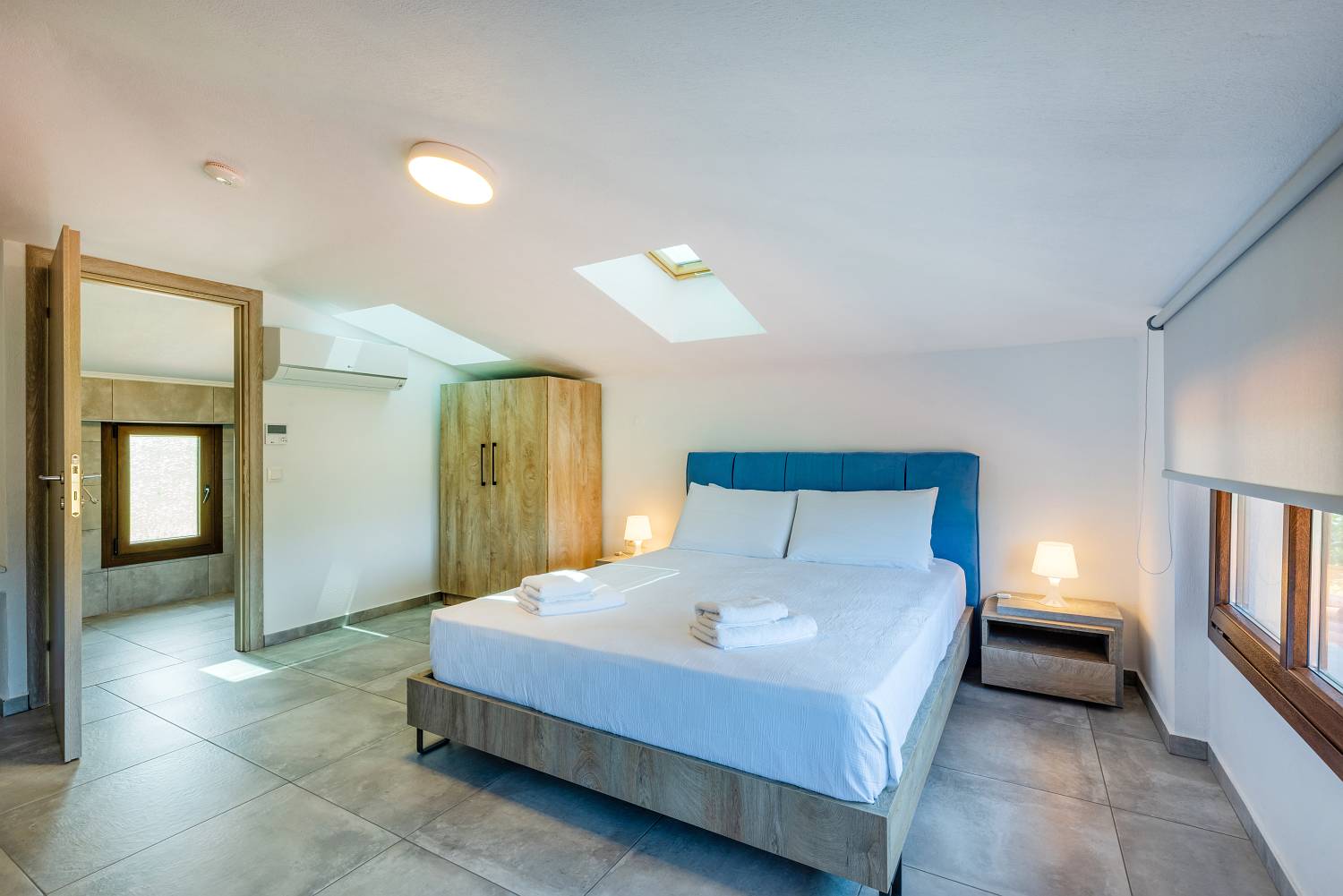 Penelope Luxury Suites-Suite Split Level 2 Bathrooms spavaca soba.jpg