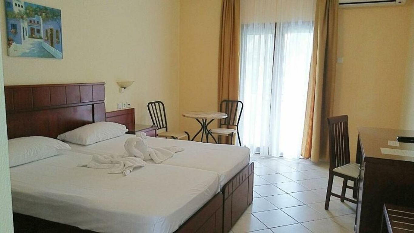 Asteras Hotel-Stabndardna soba.jpg