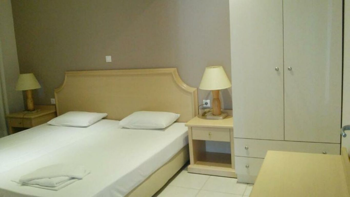Hotel Asteras-3 Bedroom Apartment spavaca soba.jpg