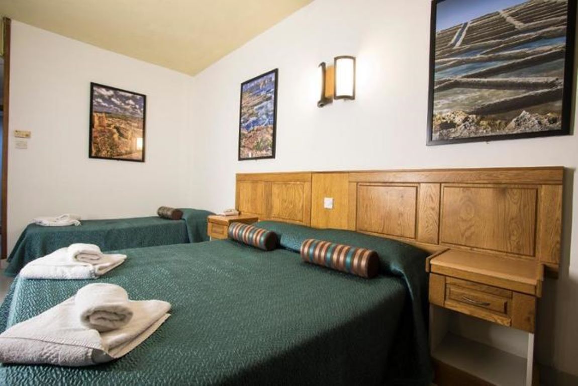 Hotel Canifor-Trokrevetna soba.jpg