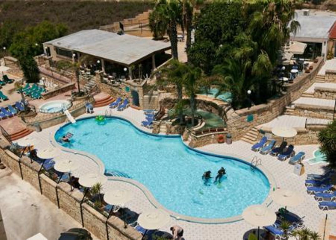 Porto Azzurro ApartHotel-Bazen.jpg