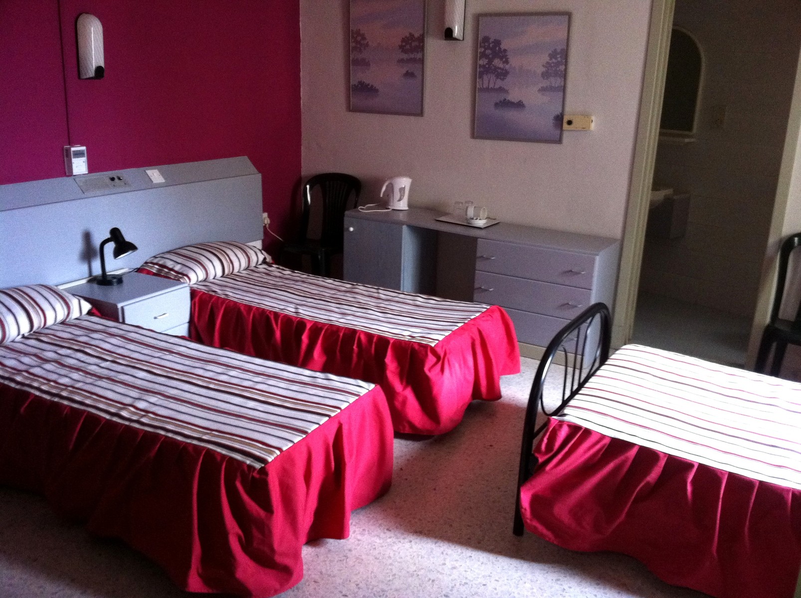 Hotel Roma-Trokrevetna soba.jpg