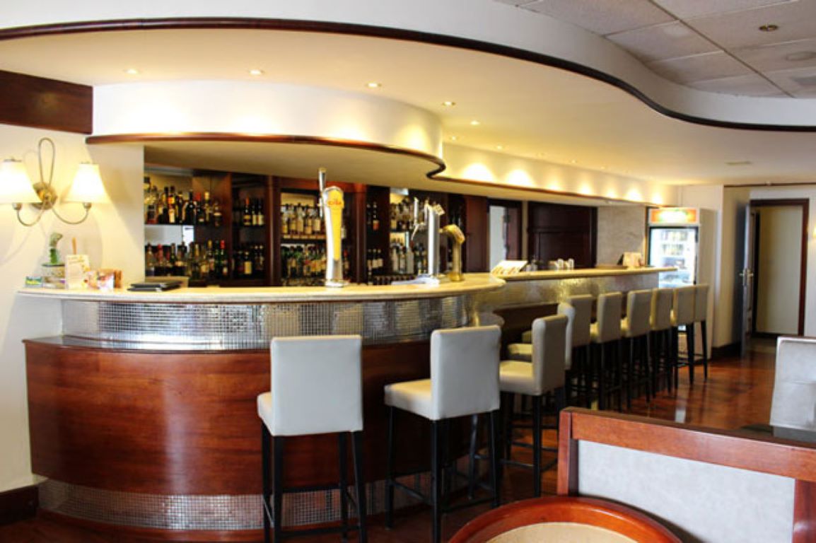 Hotel Grand-Bar.jpg