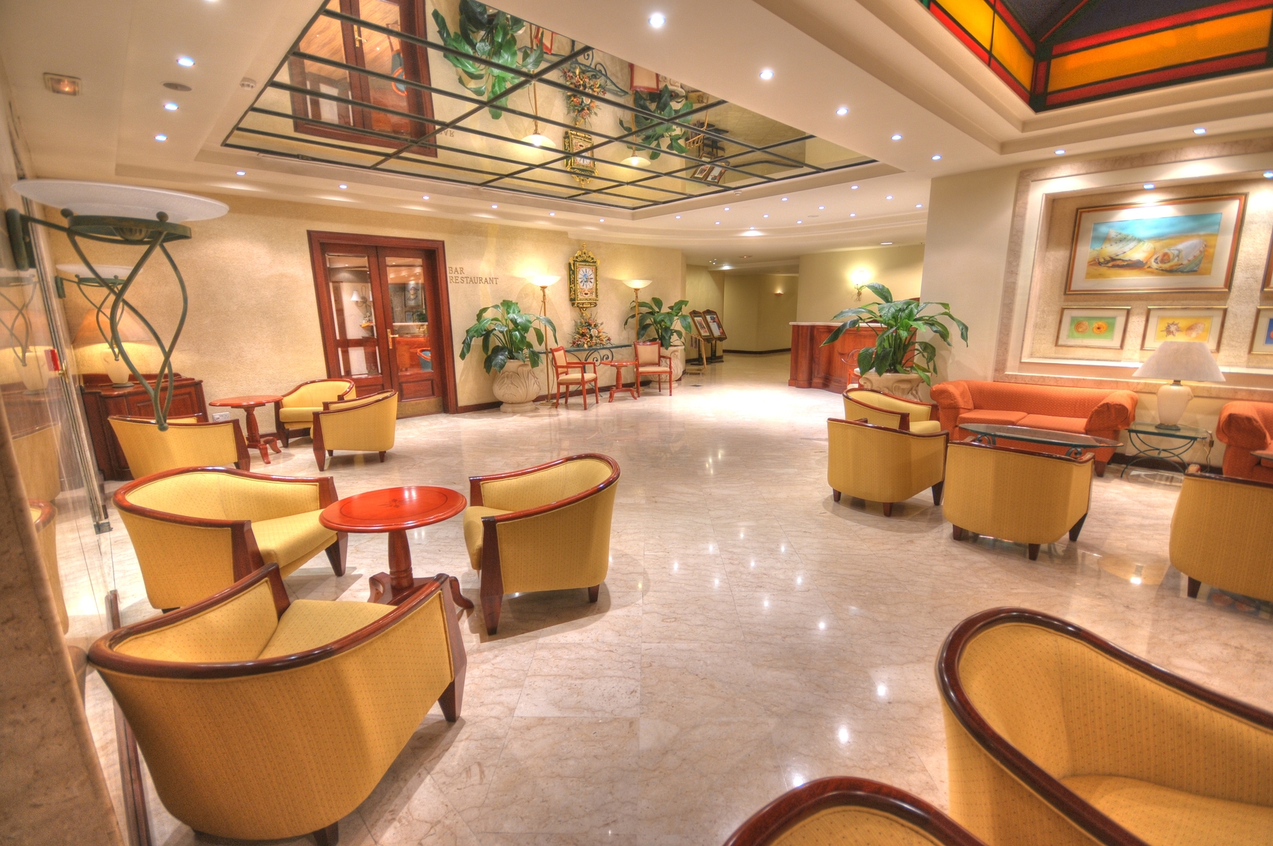 Hotel Grand-Enterijer hotela.jpg