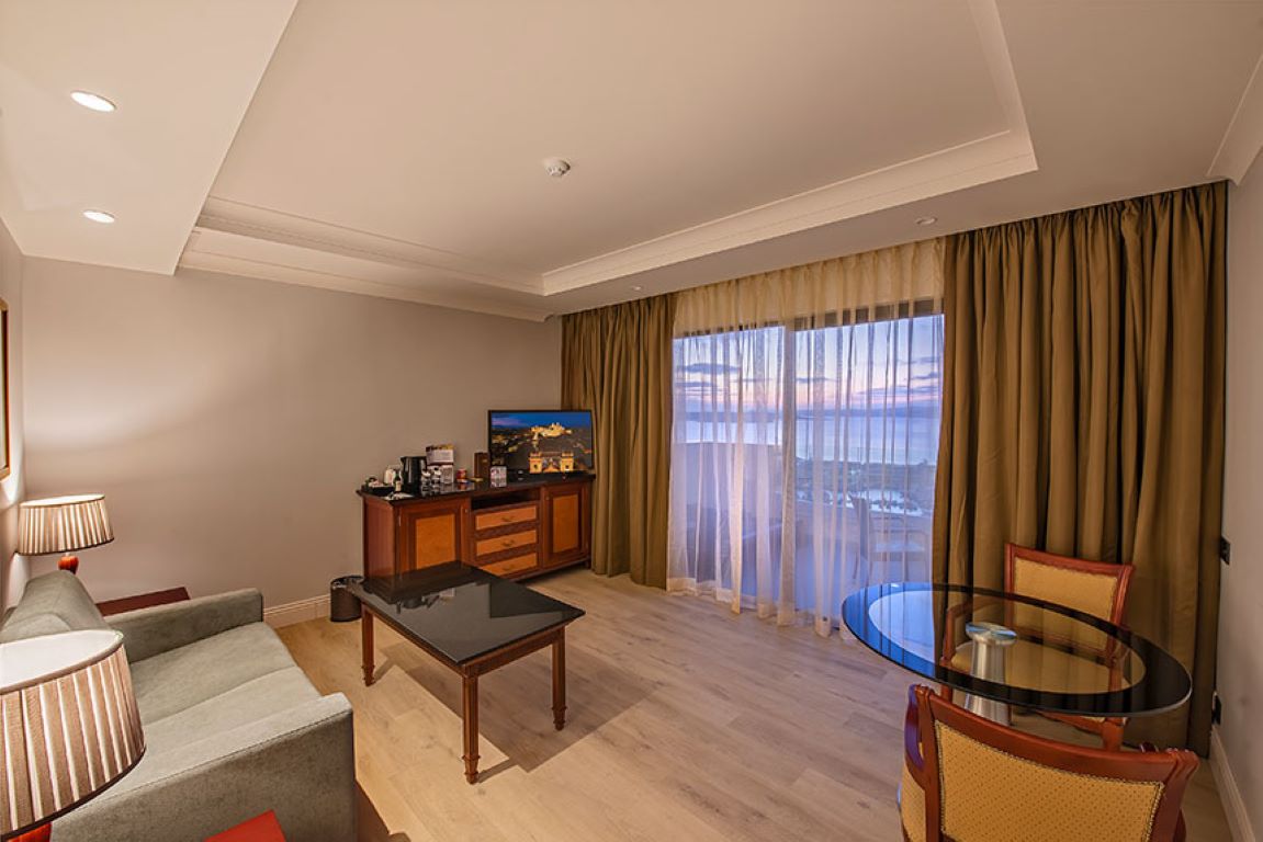 Hotel Grand-Grand Suite.jpg