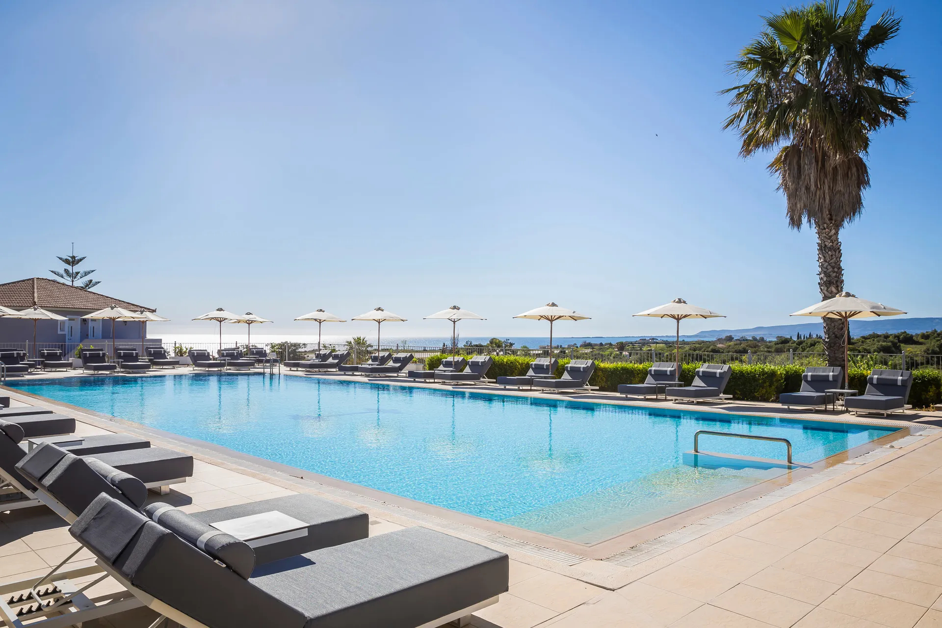 Astra Village Hotel & Suites izgled bazena.jpg