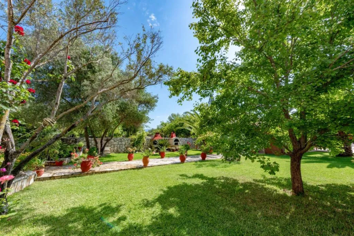 Hotel Helena Inn bašta.jpg