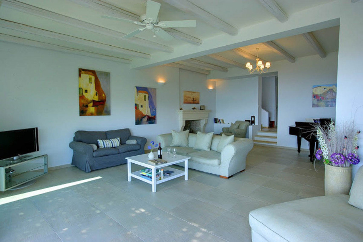 Monambeles villas Blue Sea vila dnevni boravak.jpg