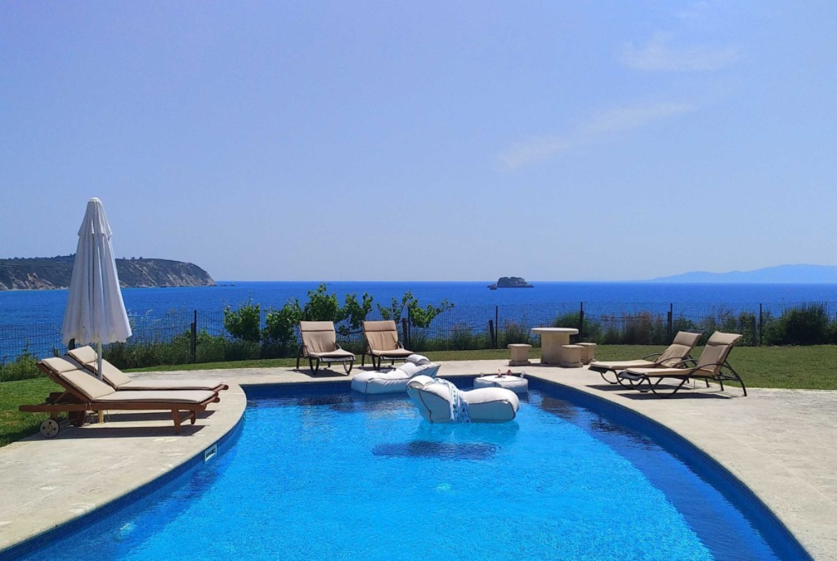 Monambeles villas bazen.jpg