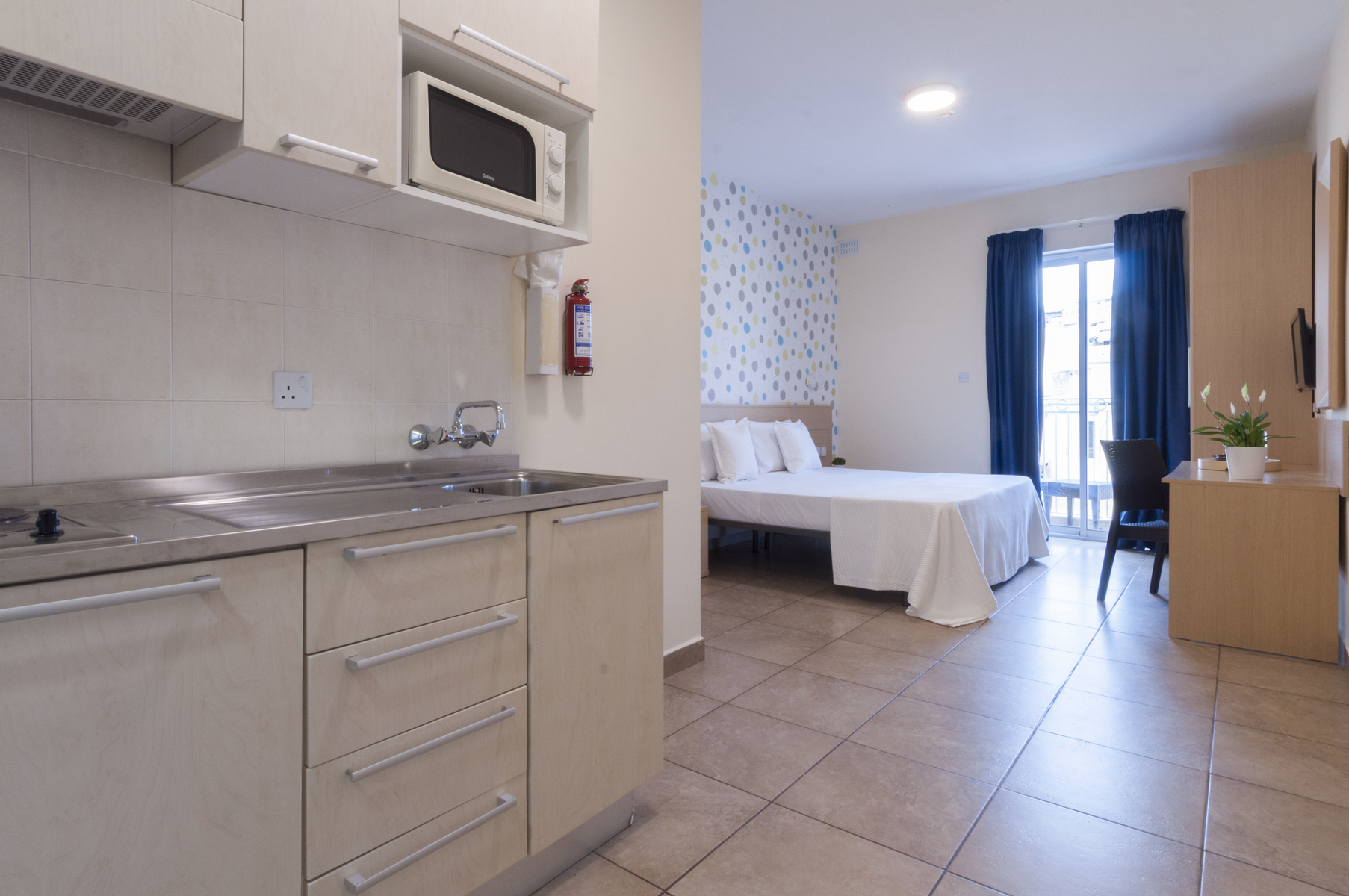 BluBay Apartments by ST Hotels-Studio pristup plazi.jpg