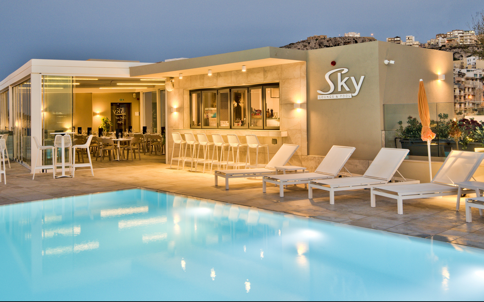 Luna Holiday Complex-Bar pored bazena.jpg