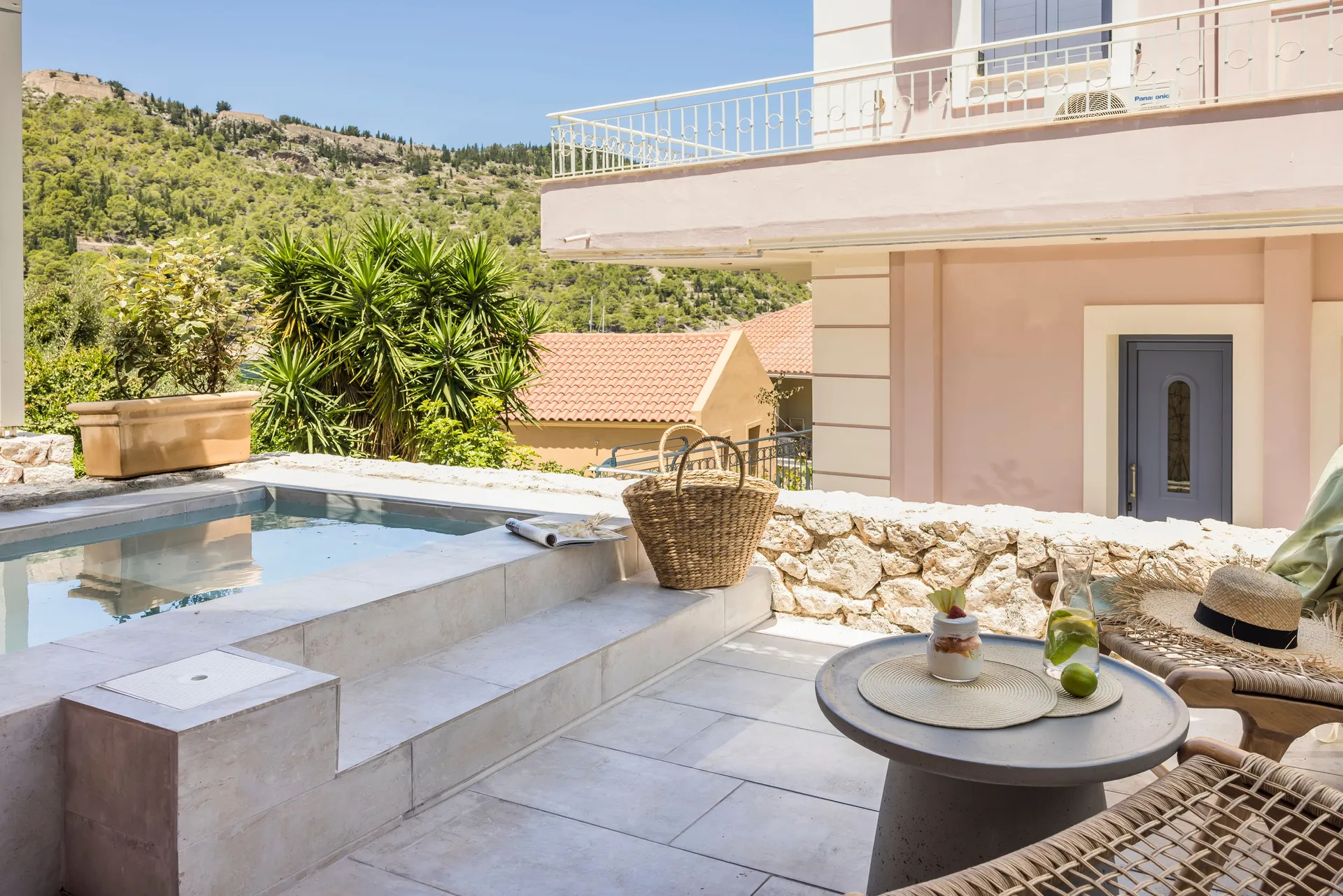 Chromata Assos Villas Kefalonia bazen.jpg