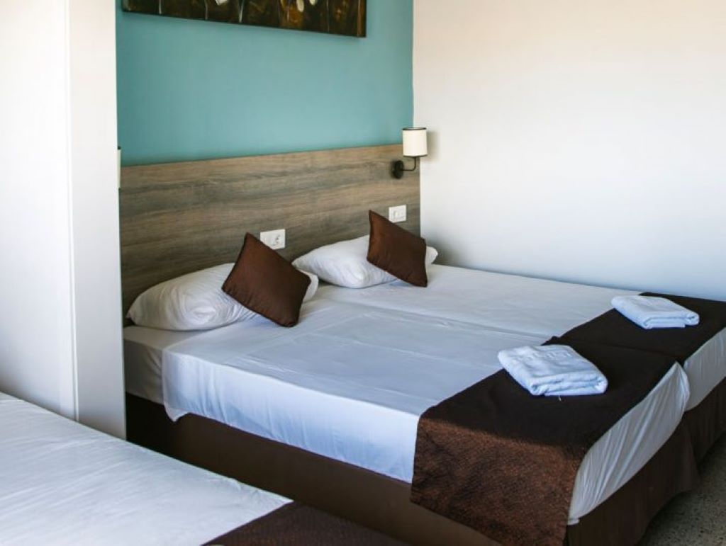 Beach Garden Hotel-Cetvorokrevetna soba.jpg