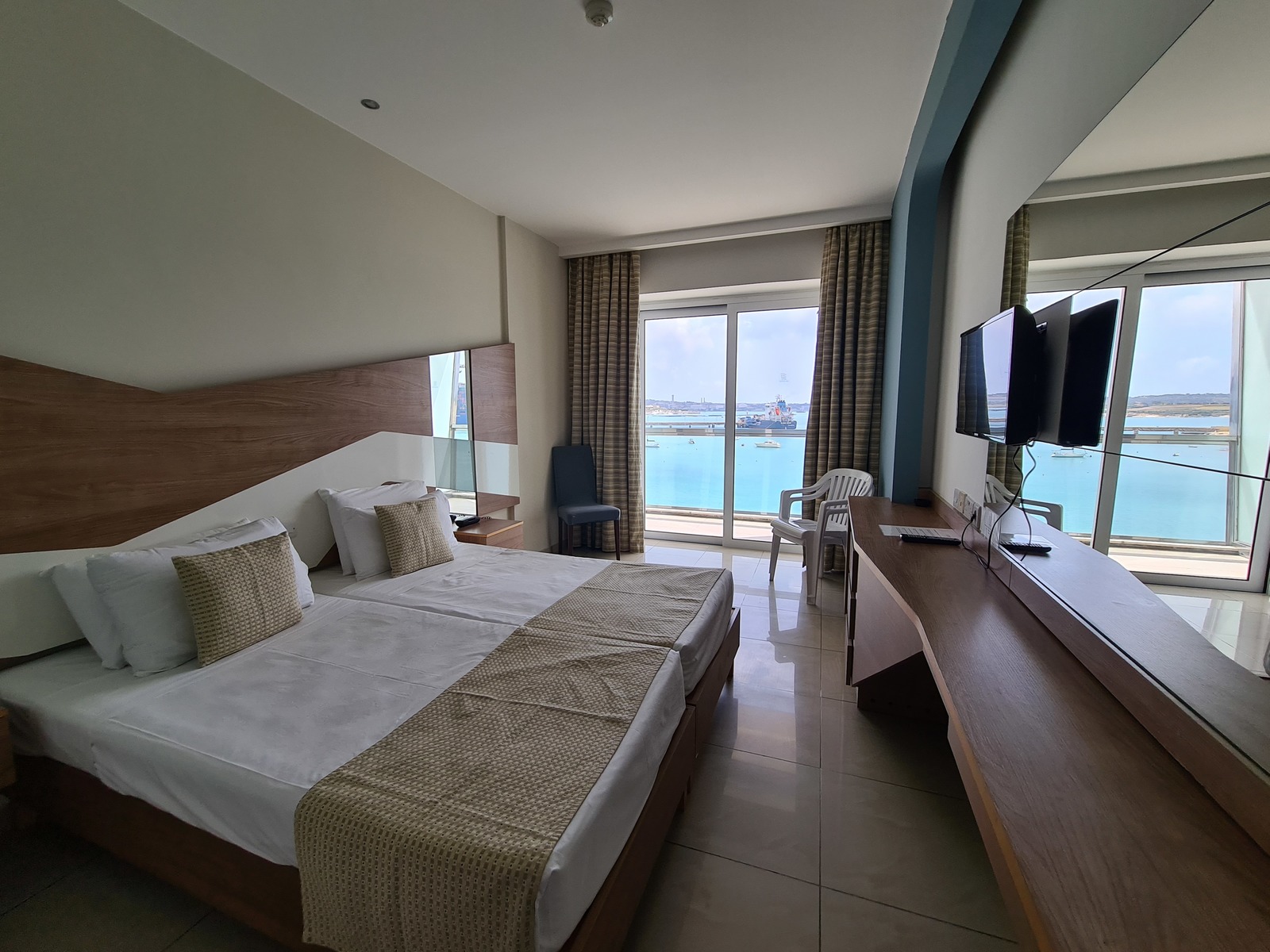 Water's Edge Hotel-Standardna soba.jpg