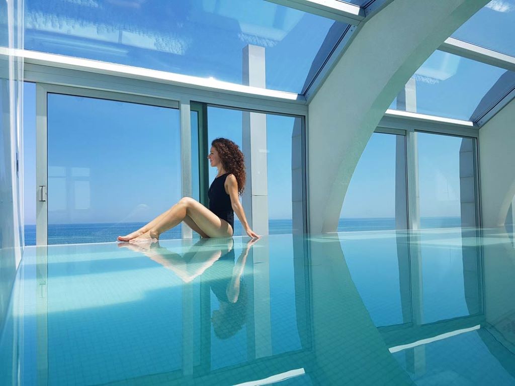 i-Suite Hotel-Unutrasnji bazen.jpg