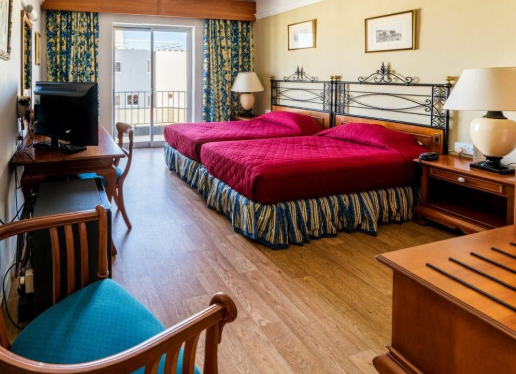 Topaz Hotel-Trokrevetna soba.jpg