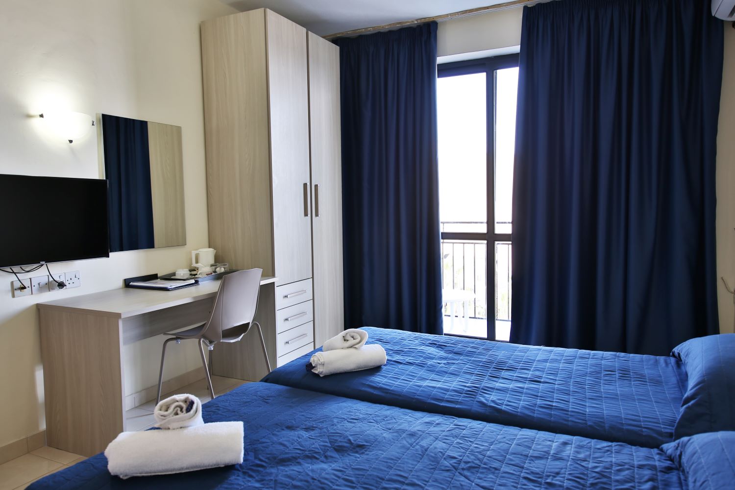 Relax Inn Hotel-Trokrevetna soba.jpg