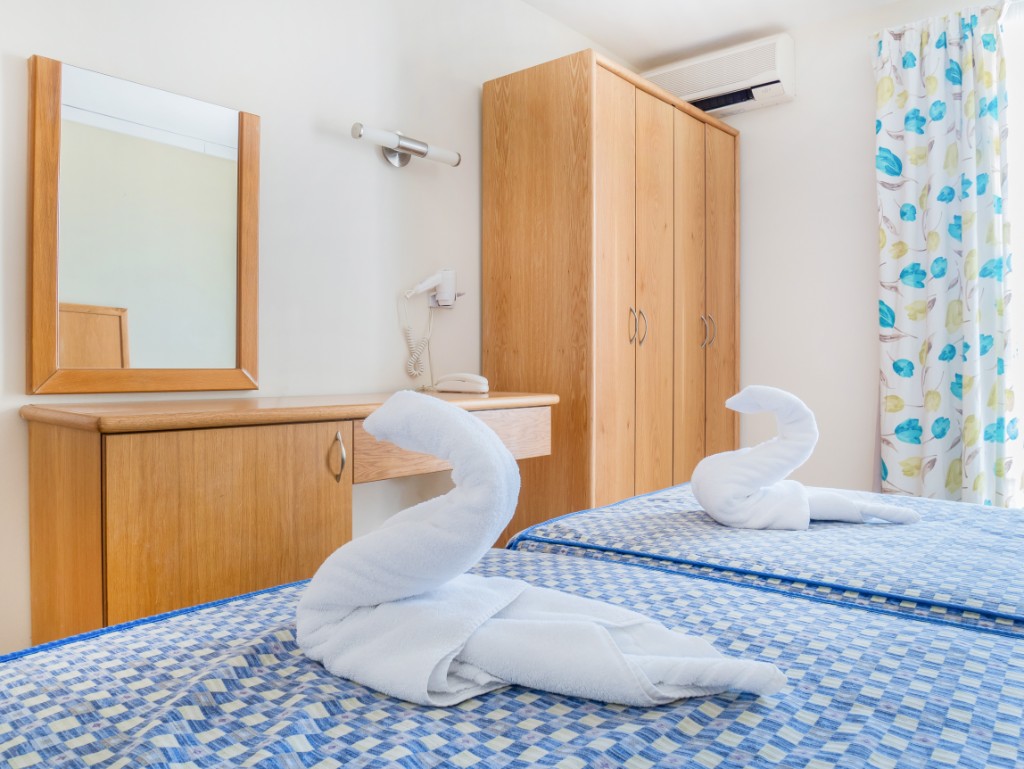 Qawra Point Holiday Complex-Dvosoban apartman spavaca soba.jpg